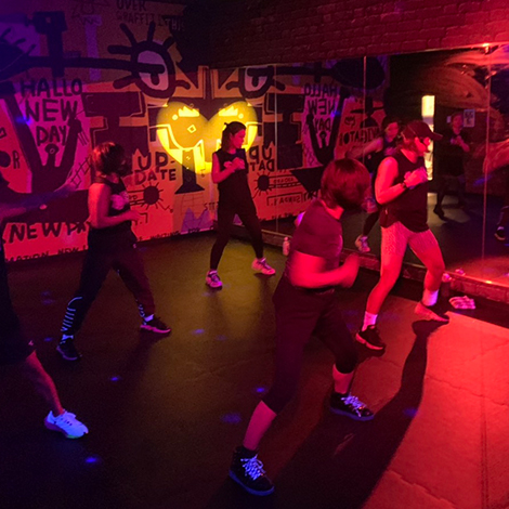 一度体験したら、ハマる「暗闇×フィットネス」で楽しくボディメイク